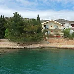 By The Sea Starigrad Paklenica 特利巴尼克鲁斯奇卡